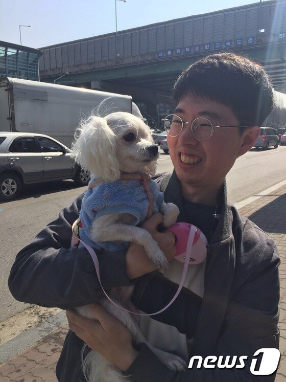 본문 이미지 - 반려견 스케일링은 처음이라  떨린다는 홍근철씨(27)와 반려견 복돌이.ⓒ News1