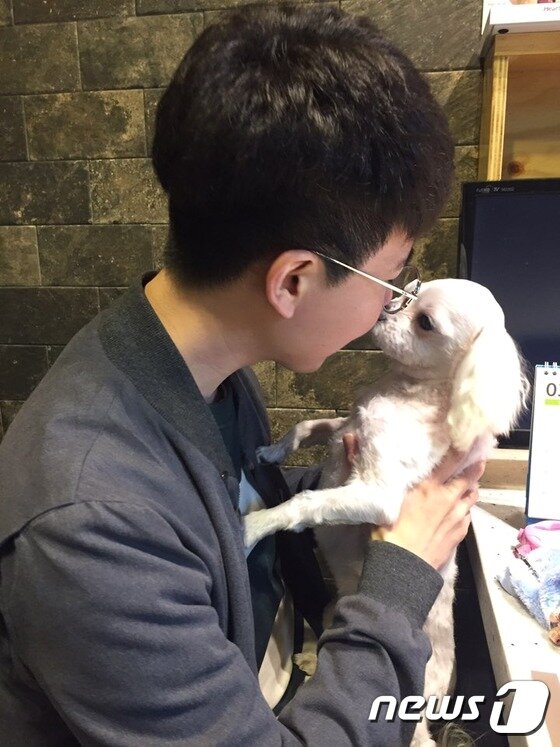 본문 이미지 - 스케일링 후 복돌이 입냄새를 확인하는 모습. ⓒ News1