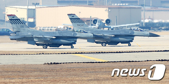 경기도 평택시 주한미군 오산공군기지에서 F-16전투기가 이륙을 준비하고 있다. © News1 오장환 기자