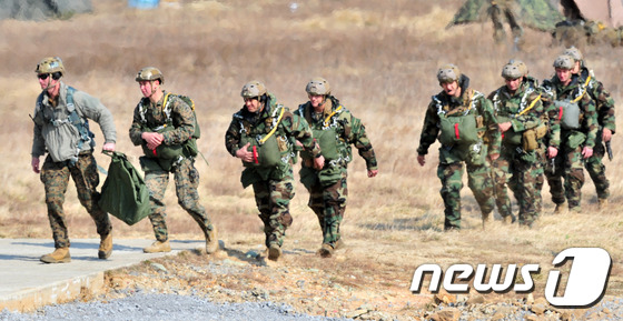 (포항=뉴스1) 최창호 기자 = 16일 오전 한·미 해병대 특수수색대 요원들이 경북 포항시 북구 송라면 고공강하장에서 공중 침투 훈련을 위해 치누크(CH-47)핼기에 탑승하고 있다 …