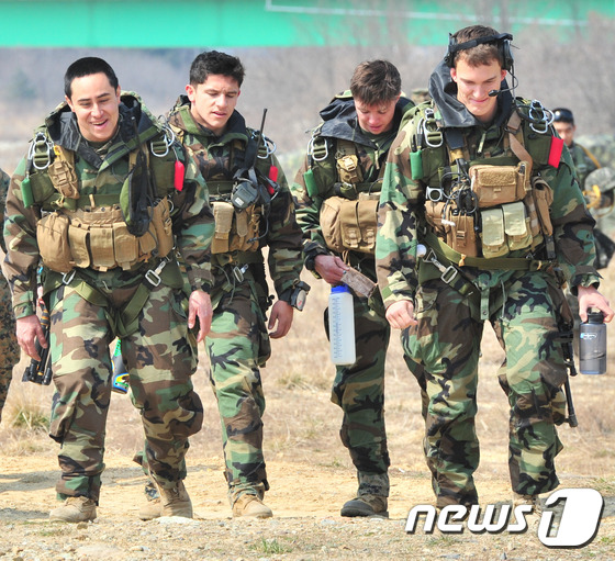 (포항=뉴스1) 최창호 기자 = 16일 오전 한·미 해병대 특수수색대 요원들이 경북 포항시 북구 송라면 고공강하장에서 실시된 공중 침투 훈련을 마친 미 해병대원들이 이동하고 있다. …