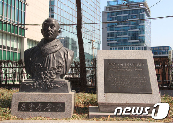 (서울=뉴스1) = 서경덕 성신여대 교수가 전국 곳곳에 퍼져있는 숨은 영웅들의 동상을 소개하며 그들의 일대기를 소개하는 '대한민국 숨은 영웅 찾기 캠페인' 제3탄 이회영편을 17일 …