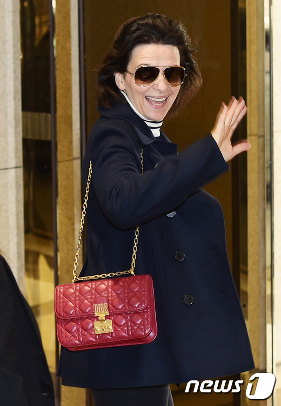 (김포공항=뉴스1스타) 권현진 기자 = 줄리엣 비노쉬가  ‘공각기동대 : 고스트 인 더 쉘’ 홍보차 17일 오전 김포공항을 통해 전세기를 타고 내한해 손을 흔들고 있다.