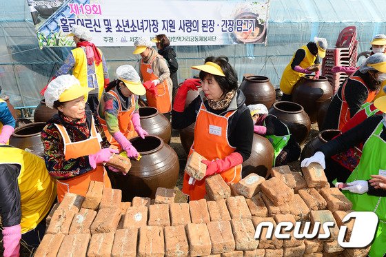 17일 오전 서울 서초구 원지동 대원농장에서 열린 제19회 홀로어르신 및 소년소녀가장 지원 사랑의 된장-간장 담그기&#39;에서 참가자들이 장 담그기에 나서고 있다. 2017.3.17/뉴스1 ⓒ News1 임세영 기자