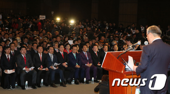 인명진 위원장 연설 듣는 자유한국당 대선 주자들