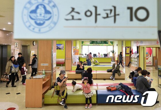본문 이미지 - 서울 용산구 소화아동병원에서 독감에 걸린 어린이 환자들과 가족들이 진료를 기다리고 있다. 2017.3.17/뉴스1 ⓒ News1 이재명 기자
