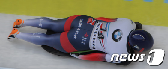 (평창=뉴스1) 서근영 기자 = 17일 강원도 평창 알펜시아 슬라이딩센터에서 열린 '2017 BMW IBSF 봅슬레이 & 스켈레톤 월드컵' 여자 스켈레톤 경기에서 리지 야놀드(영국 …