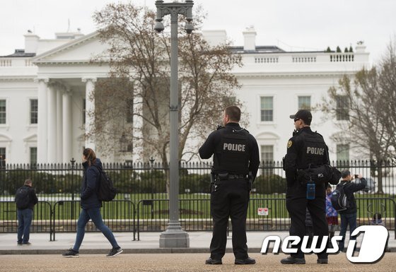 본문 이미지 - 미국 백악관 앞에서 비밀경호국(SS) 관계자들이 경비를 서고 있다. ⓒ AFP=뉴스1