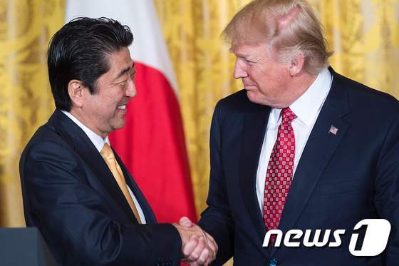 본문 이미지 - 아베 신조 일본 총리(왼쪽)과 도널드 트럼프 미국 대통령. ⓒ AFP=뉴스1