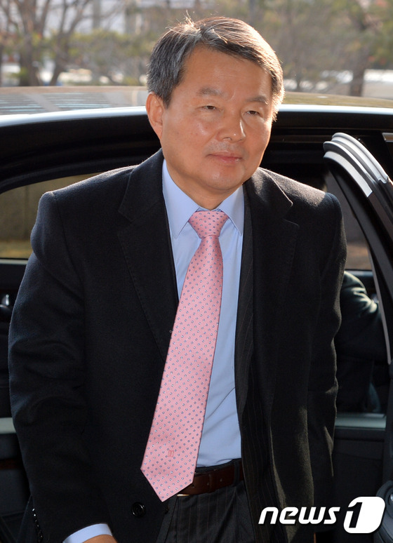 출근하는 이진성 헌법재판관