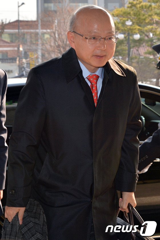 본문 이미지 - 안창호 헌법재판관이 2일 오전 서울 종로구 재동 헌법재판소로 출근하고 있다.  2017.3.2/뉴스1 ⓒ News1 김명섭 기자