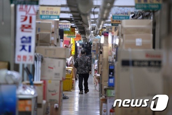 본문 이미지 - 서울시가 세운상가 일대 재생사업 대외발표를 한 2일 오전 서울 종로구 장사동 세운전자상가에는 인적이 드물어 적막감만 가득하다. 세운상가는 1968년 건립된 국내 최초 주상복합타운으로 한때 전자사업의 메카로 불렸지만 현재는 일대 상권이 침체된 상태다. 2017.3.2/뉴스1 ⓒ News1 이동원 기자
