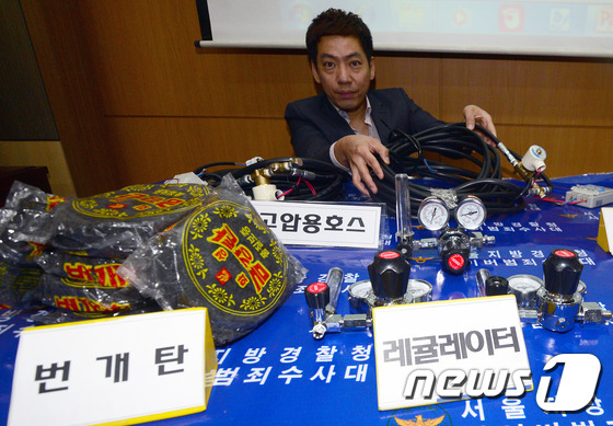 (서울=뉴스1) 최현규 기자 = 3일 오전 서울 종로구 서울지방경찰청에서 사이버안전과 소속 경찰관계자가 '질소가스 이용해 자살방법 등을 광고한 자살 브로커'들의 증거품을 공개하고 …