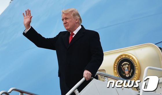 [사진] 트럼프, 주말휴가 보내고 워싱턴 도착