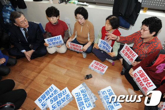 본문 이미지 - 문재인 더불어민주당 대선주자가 20일 오전 광주 동구 금남로 5·18민주광장에서 광주·전남 비전 기자회견을 갖기 앞서 국립아시아문화전당 별관에서 농성 중인 오월어머니회 회원들을 찾아 대화를 나누고 있다.2017.3.20/뉴스1 ⓒ News1 황희규 기자