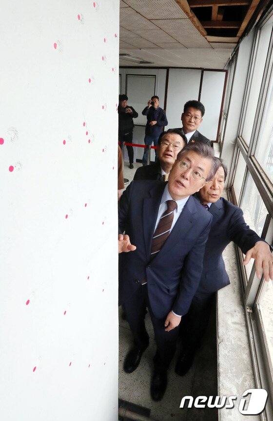 본문 이미지 - 문재인 대통령이 대선주자였던 2017년 3월 20일 오전 광주 동구 전일빌딩 10층에 있는 '5·18 당시 헬기 사격 탄흔 추정' 발견지를 찾아 탄흔을 살펴보고 있다. 2017.3.20/뉴스1 ⓒ News1 황희규 기자