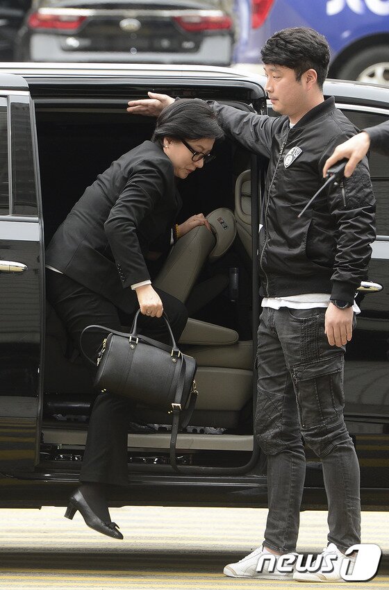 본문 이미지 - 신격호 롯데그룹 총괄회장의 세번째 부인 서미경 씨가 20일 오후 서울 서초구 서울중앙지법에서 열린 롯데그룹 경영비리 관련 1차 공판에 출석하기 위해 법정으로 향하고 있다. 2017.3.20/뉴스1 ⓒ News1 신웅수 기자