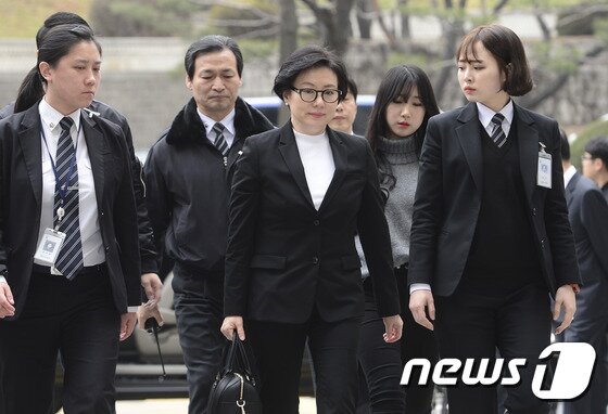 본문 이미지 - 신격호 롯데그룹 총괄회장의 세번째 부인 서미경 씨가 20일 오후 서울 서초구 서울중앙지법에서 열린 롯데그룹 경영비리 관련 1차 공판에 출석하기 위해 법정으로 향하고 있다. 2017.3.20/뉴스1 ⓒ News1 신웅수 기자