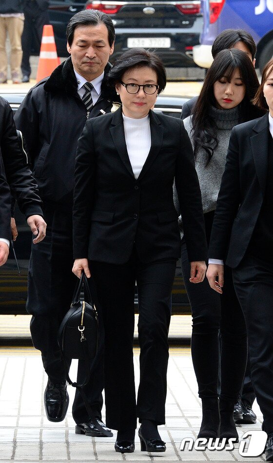 본문 이미지 - 신격호 롯데그룹 총괄회장의 세 번째 부인인 서미경 씨가 20일 오후 서울 서초동 중앙지법에서 열린 롯데그룹 사건 첫 공판기일에 출석하고 있다. 형제간 경영권 승계 다툼 와중에 드러난 비리 혐의로 결국 법정에 서게 된 롯데그룹 총수일가의 공판이 이날부터 본격적으로 시작됐다. 2017.3.20/뉴스1 ⓒ News1 박지혜 기자