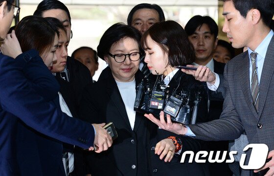 본문 이미지 - 신격호 롯데그룹 총괄회장의 세 번째 부인인 서미경 씨가 20일 오후 서울 서초동 중앙지법에서 열린 롯데그룹 사건 첫 공판기일에 출석하고 있다. 형제간 경영권 승계 다툼 와중에 드러난 비리 혐의로 결국 법정에 서게 된 롯데그룹 총수일가의 공판이 이날부터 본격적으로 시작됐다. 2017.3.20/뉴스1 ⓒ News1 박지혜 기자