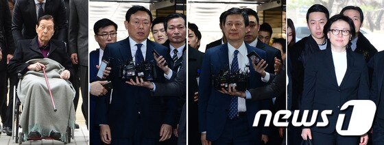 본문 이미지 - 롯데그룹 총수 일가 핵심 인사들이 20일 오후 서울 서초동 중앙지법에서 열린 롯데그룹 사건 첫 공판기일에 출석하고 있다. 형제간 경영권 승계 다툼 와중에 드러난 비리 혐의로 결국 법정에 서게 된 롯데그룹 총수일가의 공판이 이날부터 본격적으로 시작됐다. 왼쪽부터 신격호 롯데그룹 총괄회장, 신동빈 롯데그룹 회장, 신동주 전 롯데홀딩스 부회장, 신격호 롯데그룹 총괄회장의 세 번째 부인인 서미경 씨. 2017.3.20/뉴스1 ⓒ News1 박지혜 기자