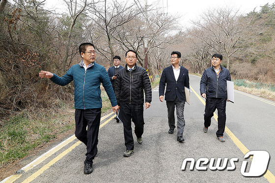 권명호 동구청장이 20일 관계 공무원들과 함께 주전로를 방문해 현장을 둘러보고 있다.(울산 동구 제공)© News1