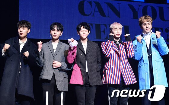 본문 이미지 - 하이라이트(Highlight) 윤두준, 용준형, 양요섭, 이기광, 손동운(왼쪽부터)이 20일 오후 서울 광장동 예스24 라이브홀에서 열린 첫번째 미니 앨범 '캔유필 잇?(CAN YOU FEEL IT?)' 쇼케이스에 참석해 포즈를 취하고 있다. ⓒ News1star 권현진 기자