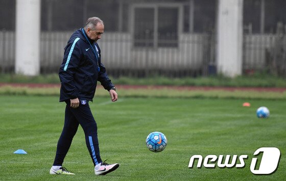 본문 이미지 - 울리 슈틸리케감독이 20일 중국 창사에 위치한 허난시민운동장에서 2018 러시아월드컵 아시아 최종예선 6차전 중국(중국 창사.23일)전을 앞두고 가진 대표팀 첫 훈련에서 잠시 생각에 잠겨 있다. 2017.3.20/뉴스 ⓒ News1 이동원 기자
