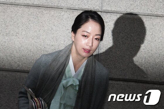 본문 이미지 - 정대선 현대 비에스앤씨 사장의 부인인 노현정 전 아나운서가 20일 오후 고(故) 정주영 현대그룹 명예회장의 16주기 제사에 참석하기 위해 서울 용산구 한남동 정몽구 현대자동차그룹 명예회장 자택으로 들어서고 있다. 2017.3.20/뉴스1 ⓒ News1 유승관 기자