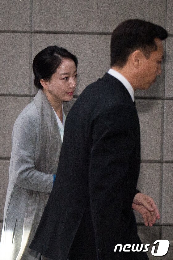 본문 이미지 - 정대선 현대 비에스앤씨 사장과 부인인 노현정 전 아나운서가 20일 오후 고(故) 정주영 현대그룹 명예회장의 16주기 제사에 참석하기 위해 서울 용산구 한남동 정몽구 현대자동차그룹 명예회장 자택으로 들어서고 있다. 2017.3.20/뉴스1 ⓒ News1 유승관 기자