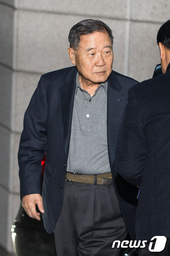 (서울=뉴스1) 유승관 기자 = 정상영 KCC명예회장이 20일 오후 고(故) 정주영 현대그룹 명예회장의 16주기 제사에 참석하기 위해 서울 용산구 한남동 정몽구 현대자동차그룹 명예 …