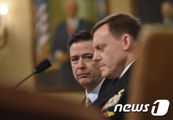 미 하원 정보위원회 청문회에 출석한 제임스 코미 연방수사국(FBI) 국장(왼쪽)과 마이크 로저스 국가안보국(NSA) 국장. © AFP=뉴스1