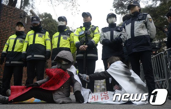 박근혜 전 대통령 자택 앞 지지자들