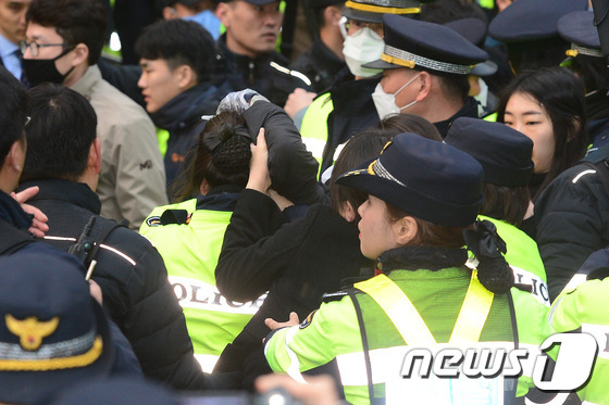 여경 머리채 잡은 박 전 대통령 지지자