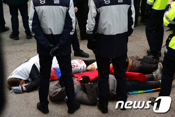 길바닥에 드러누운 박 전 대통령 지지자들