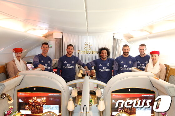 본문 이미지 - 에미레이트 항공 A380의 퍼스트 클래스에서 포즈를 취하고 있는 레알마드리드 선수단ⓒ News1