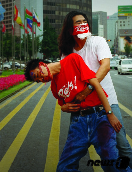 본문 이미지 - 조습, 습이를 살려내라, 2002, 디지털 크로모제닉 프린트, 151116. PH6996 &#40;국립현대미술관 제공&#41; ⓒ News1