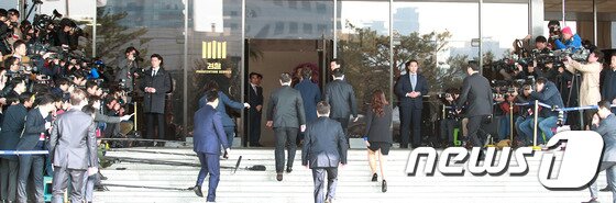 본문 이미지 - 박근혜 전 대통령이 21일 오전 서울 서초동 중앙지검에 피의자 신분으로 조사를 받기 위해 출석하고 있다. 2017.3.21/뉴스1 ⓒ News1 사진공동취재단