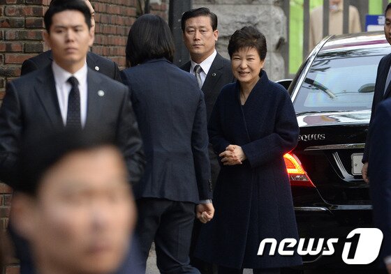 본문 이미지 - 박근혜 전 대통령이 22일 오전 피의자 신분으로 검찰 소환 조사를 마친 뒤 서울 강남구 삼성동 자택으로 향하고 있다. 14시간 동안 뇌물수수, 직권남용, 공무상 비밀누설 등 13가지 혐의에 대해 조사를 받은 박 전 대통령은 검찰이 작성한 신문조서를 검토한 후 자택으로 돌아갔다. 2017.3.22/뉴스1 ⓒ News1 안은나 기자