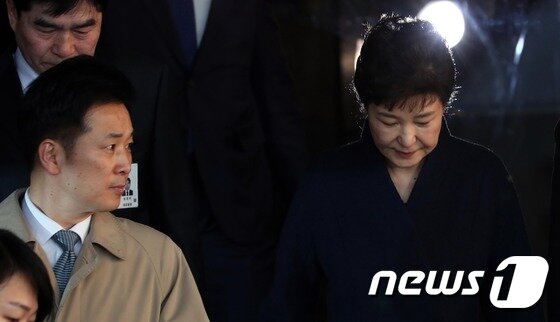 본문 이미지 - 14시간 동안의 피의자 조사와 밤샘 조서열람 및 검토를 마친 박근혜 전 대통령이 22일 오전 서울 서초동 서울중앙지검 청사를 나서고 있다. 2017.3.22/뉴스1 ⓒ News1 사진공동취재단