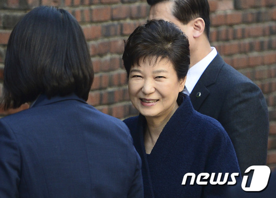 박근혜 전 대통령이 지난 22일 오전 피의자 신분으로 검찰 조사를 마친 후 서울 강남구 삼성동 자택으로 들어서고 있다. © News1