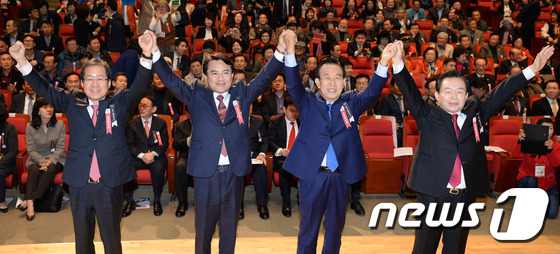 손 잡고 인사하는 자유한국당 대선주자들