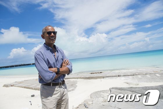본문 이미지 - 퇴임 뒤 휴식을 즐기고 있을 오바마 전 대통령. ⓒ AFP=뉴스1