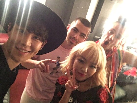 본문 이미지 - 장한별이 밴드 DNCE와의 인증샷을 공개했다. ⓒ News1star / 장한별 SNS