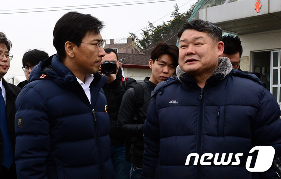 (진도=뉴스1) 장수영 기자 = 안희정 충남도지사가 23일 오전 전남 진도군 팽목항을 찾아 세월호 故임요한 군의 아버지 임온유 목사와 대화를 하고 있다. 2017.3.23/뉴스1