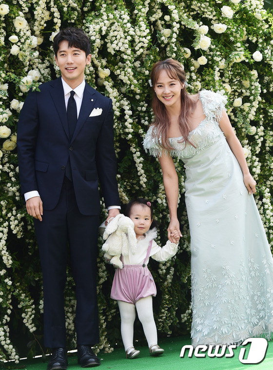 기태영, 유진 부부와 딸 로희 © News1