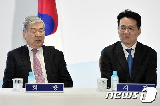 본문 이미지 - 조양호 한진그룹 회장(왼쪽)과 조원태 대한항공 대표이사 사장이 2017년 3월24일 오전 서울 강서구 대한항공 본사에서 열린 '대한항공 제55기 정기주주총회'에 참석해 나란히 앉아있다. .2017.3.24/뉴스1 ⓒ News1 민경석 기자
