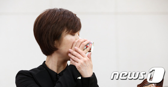 (서울=뉴스1) 손형주 기자 = 이선애 헌법재판소 재판관 후보자가 24일 오전 서울 여의도 국회에서 열린 인사청문회에서 고개를 돌려 물을 마시고 있다.이 후보자는 지난 13일 임기 …