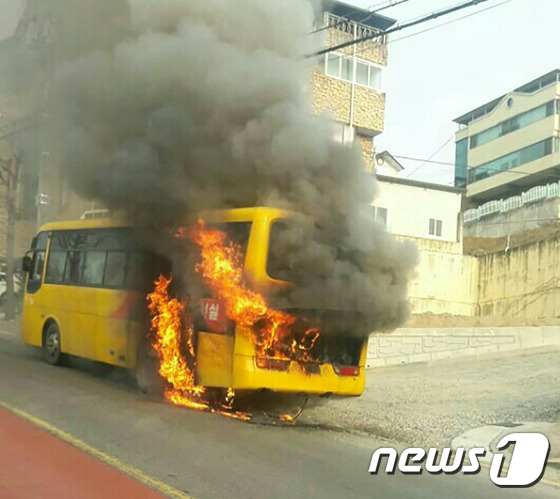 불길에 휩싸인 통학버스