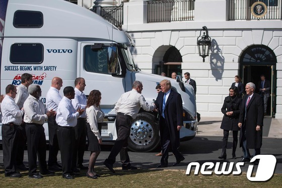 [사진] 트럭회사 CEO들 환영하는 트럼프